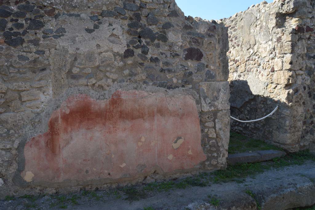 VI.2.25, Pompeii. Vicolo di Modesto, October 2017. Looking west to remaining painted decoration near doorway at VI.2.25, on right.
Foto Taylor Lauritsen, ERC Grant 681269 DÉCOR.