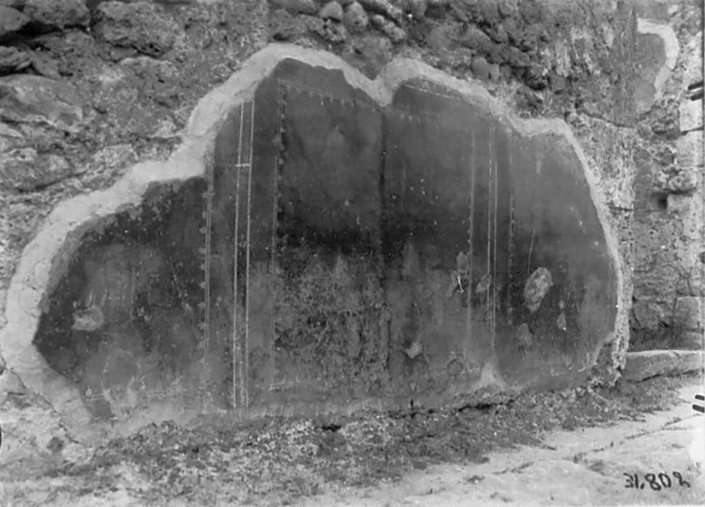 VI.2.25 Pompeii. Undated photograph.
Looking towards painted decoration on south side of entrance doorway in Vicolo di Modesto.
DAIR 31.802. Photo © Deutsches Archäologisches Institut, Abteilung Rom, Arkiv.
Foto Taylor Lauritsen, ERC Grant 681269 DÉCOR.
According to PPM –
“The external facade to the south of the entrance doorway had a red zoccolo/dado subdivided into three panels with ‘carpet’ borders of two parallel lines.”
(Facciata esterna a S dell’ingresso: zoccolo rosso suddiviso in tre pannelli con bordi di tappeto a due linee parallele).
See Carratelli, G. P., 1990-2003. Pompei: Pitture e Mosaici.4. Roma: Istituto della enciclopedia italiana, p. 270.