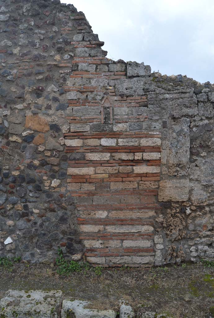 VI.2.25 or VI.2.24 Pompeii. March 2018.
Brick pilaster between VI.2.25 and 24, with terracotta plaque with phallus decoration.
Foto Taylor Lauritsen, ERC Grant 681269 DÉCOR.