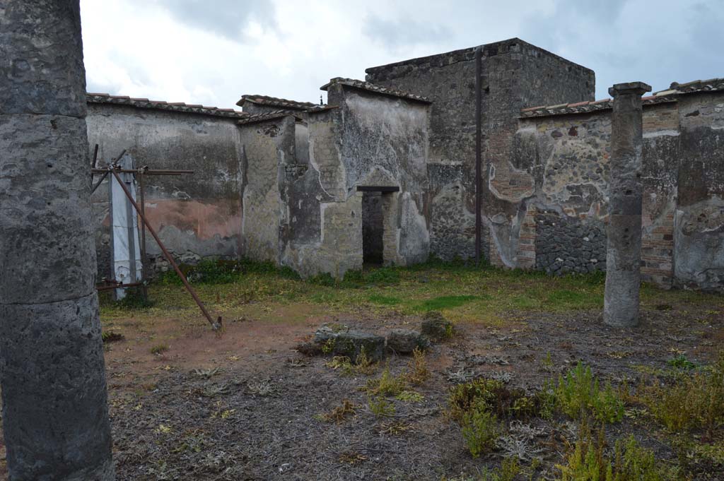 VI.2.25 Pompeii. March 2018. Looking across peristyle garden, with doorway, in centre, to cubiculum in south-west corner.
Foto Taylor Lauritsen, ERC Grant 681269 DÉCOR.