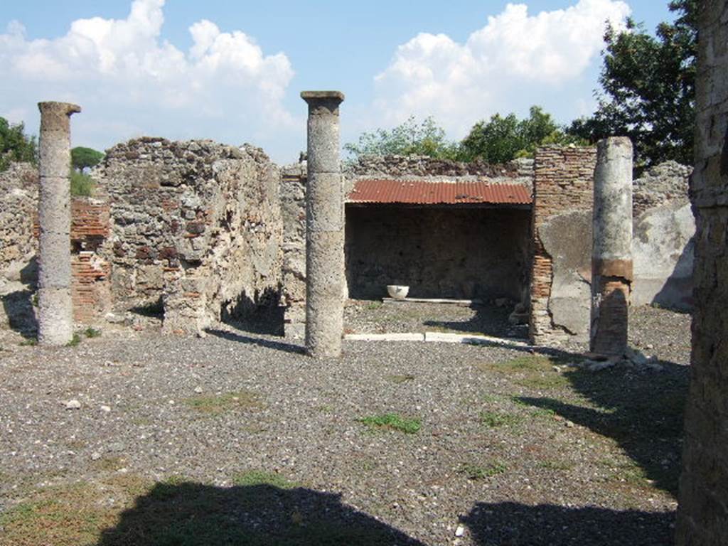 VI.2.25 Pompeii. September 2005. Looking east across peristyle towards entrance corridor and oecus, with triclinium, on right.
