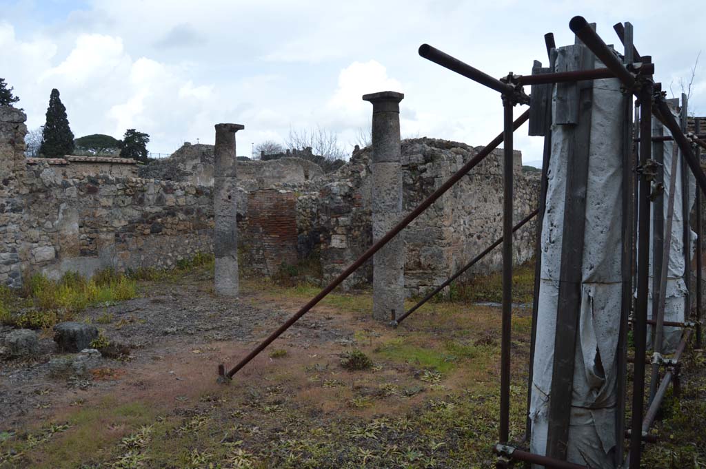 VI.2.25 Pompeii. March 2018. Looking north-east across peristyle garden, with entrance corridor behind column, in centre.
Foto Taylor Lauritsen, ERC Grant 681269 DÉCOR.