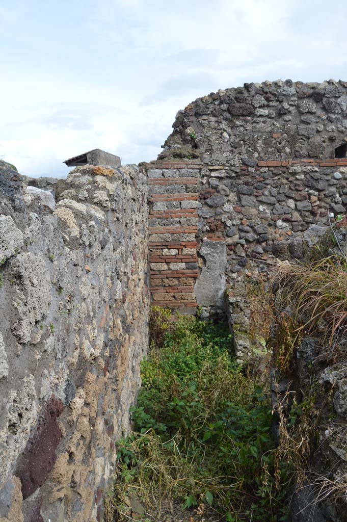VI.2.25 Pompeii. March 2018.
Looking east in north-east corner, area of kitchen, storeroom, on right and another set of stairs to upper floor, on left.
Foto Taylor Lauritsen, ERC Grant 681269 DÉCOR.