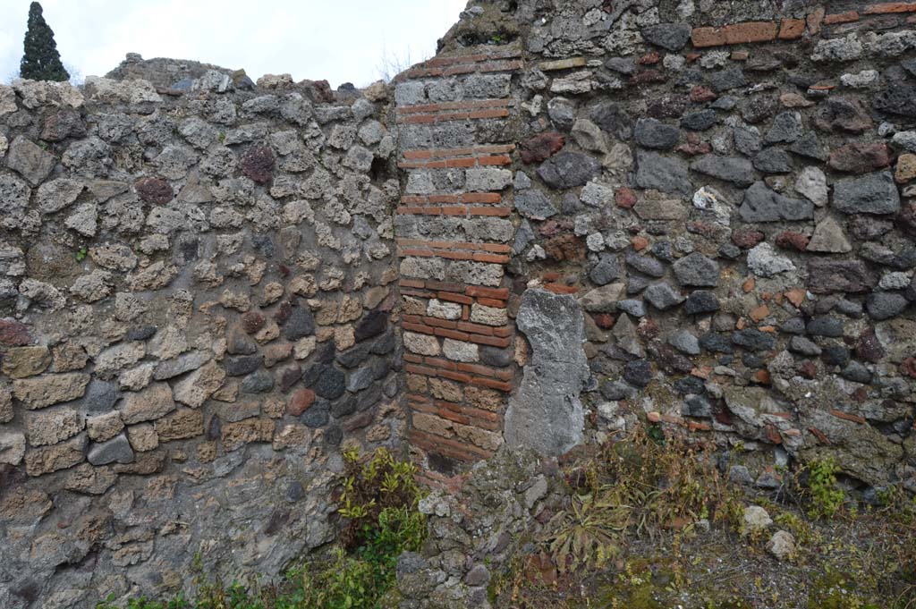 VI.2.25 Pompeii. March 2018. North-east corner, with interior brick pilaster, under stairs to upper floor.
Foto Taylor Lauritsen, ERC Grant 681269 DÉCOR.