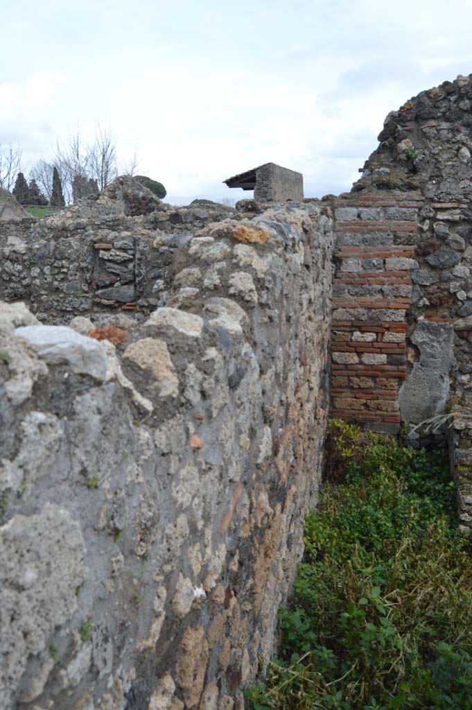 VI.2.25 Pompeii. March 2018.
Looking east along north wall, dividing VI.2.24, on left, and VI.2.25 with brick pilaster.
Foto Taylor Lauritsen, ERC Grant 681269 DÉCOR.