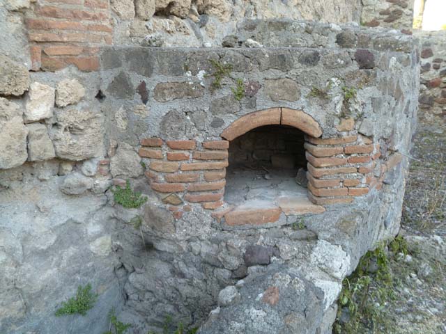 VI.2.26 Pompeii. September 2005. Looking east into cubiculum on east side of yard.