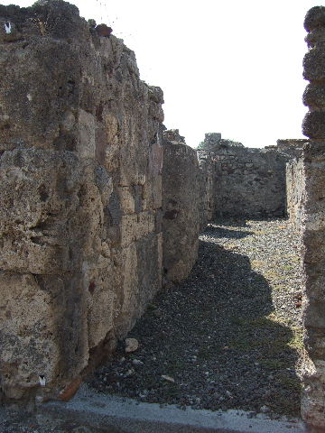 VI.2.27 Pompeii. September 2005. Triclinium, with recess in south east corner.