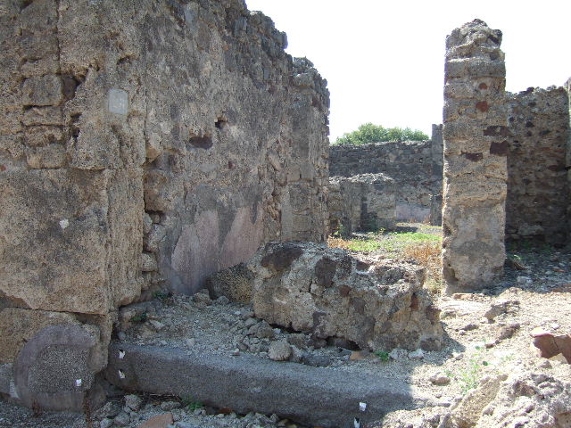 VI.2.28 Pompeii. September 2005. Looking north-west from atrium across remains of two small cubicula, towards kitchen and latrine near north wall, rear of house and small garden area.

