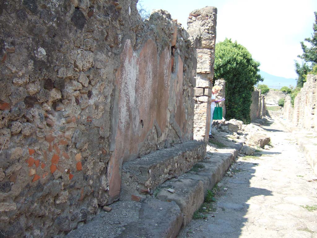VI.2.29 Pompeii. September 2005. Looking west from entrance doorway along corridor to rear. According to Fiorelli, there was a lararium in the long corridor. See Pappalardo, U., 2001. La Descrizione di Pompei per Giuseppe Fiorelli (1875). Napoli: Massa Editore. (p.52)
According to Boyce, in the north wall of the corridor is a niche with peaked ceiling formed by two tiles set at an obtuse angle. Fiorelli referred to it as larario. See Boyce G. K., 1937. Corpus of the Lararia of Pompeii. Rome: MAAR 14. (p.44, no.144)