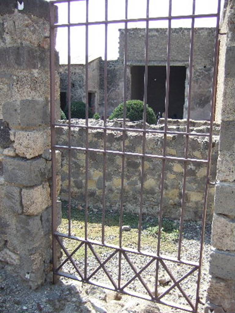 VI.2.30 Pompeii. May 2006. Looking west from entrance.