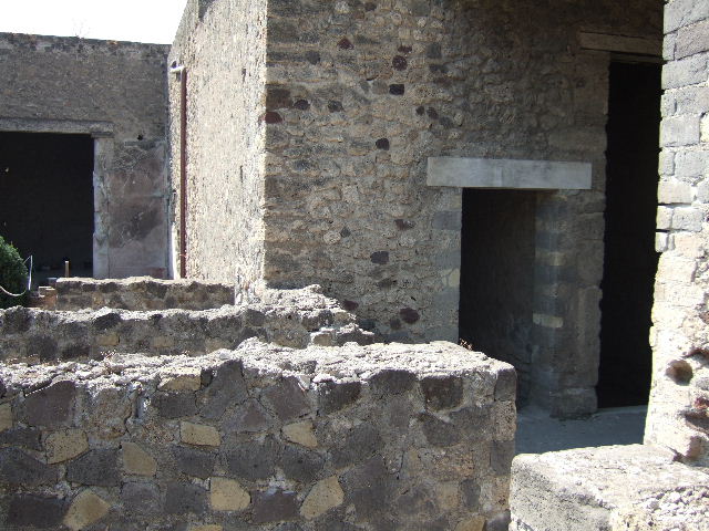 VI.2.30 Pompeii. September 2005. Looking towards small garden.