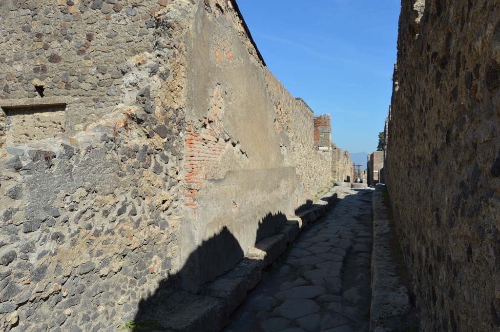 VI.2.32 Pompeii. October 2017. Looking east along Vicolo di Mercurio, with wall of VI.2.32/4, in centre. 
Foto Taylor Lauritsen, ERC Grant 681269 D�COR.
