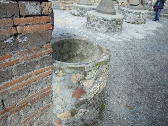 VI.3.3 Pompeii.  March 2009.  Room 7, doorway to room 6, on east side of the oven.
