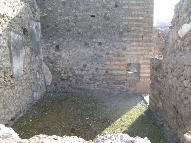 VI.3.3 Pompeii. March 2009. Room 7, well head.