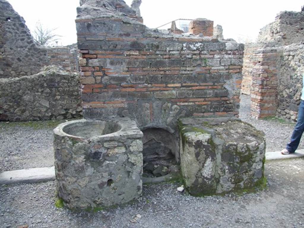 VI.3.3 Pompeii. March 2009.
Room 7, west wall with well head and a vessel for holding water on either side.