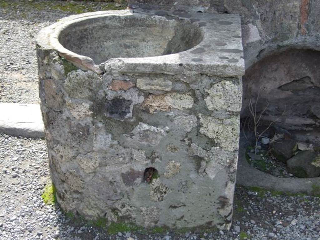 VI.3.3 Pompeii. March 2009. Room 7, large earthenware vessel for holding water on south side of well head.
