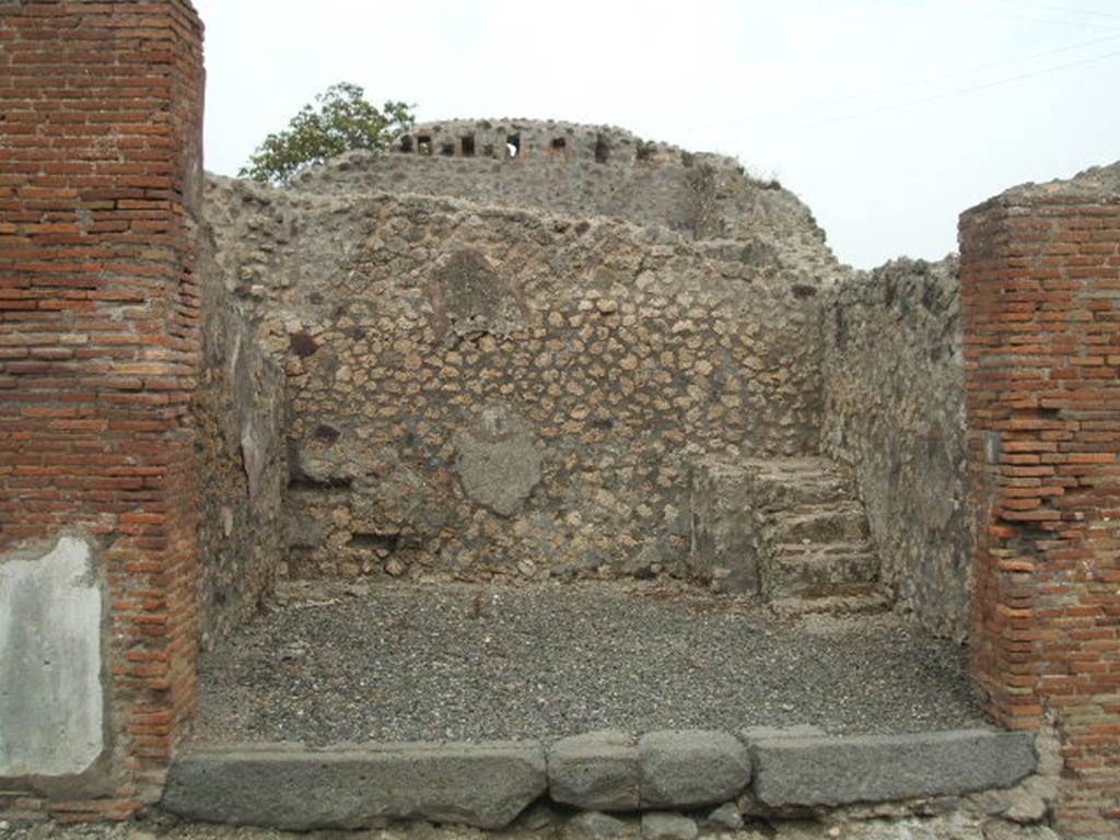 VI.3.9 Pompeii. May 2005. Entrance doorway, looking east across shop. 
Site of latrine in north east corner, and four masonry steps to upper floor in south east corner. See Eschebach, L., 1993. Geb�udeverzeichnis und Stadtplan der antiken Stadt Pompeji. K�ln: B�hlau. (p.163). According to Fiorelli, this shop had stairs and a latrine.
See Pappalardo, U., 2001. La Descrizione di Pompei per Giuseppe Fiorelli (1875). Napoli: Massa Editore.(p.52).  According to Hobson, there is no evidence of a latrine. See Hobson, B. 2009. Pompeii, Latrines and Down Pipes. Oxford, Hadrian Books, (p.196)
