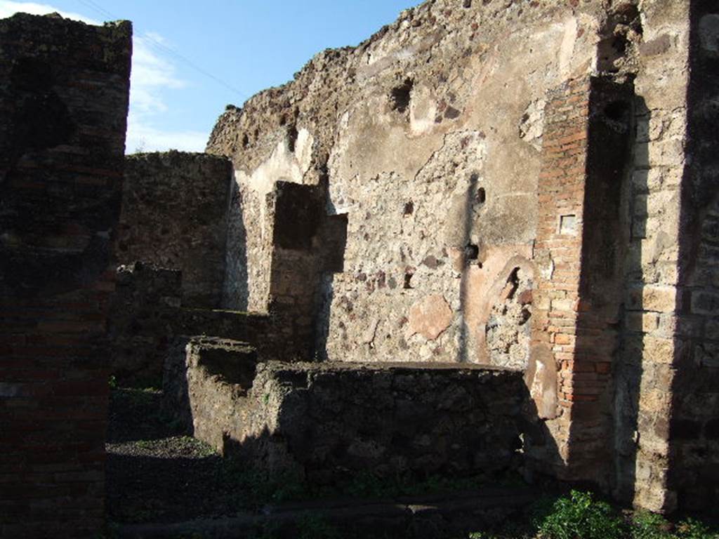 VI.3.24 Pompeii. December 2004. North wall, according to both Eschebach and Fiorelli, this had two shelves near the lararium niche. See Pappalardo, U., 2001. La Descrizione di Pompei per Giuseppe Fiorelli (1875). Napoli: Massa Editore. (p.53)  See Eschebach, L., 1993. Geb�udeverzeichnis und Stadtplan der antiken Stadt Pompeji. K�ln: B�hlau. (p.166)
