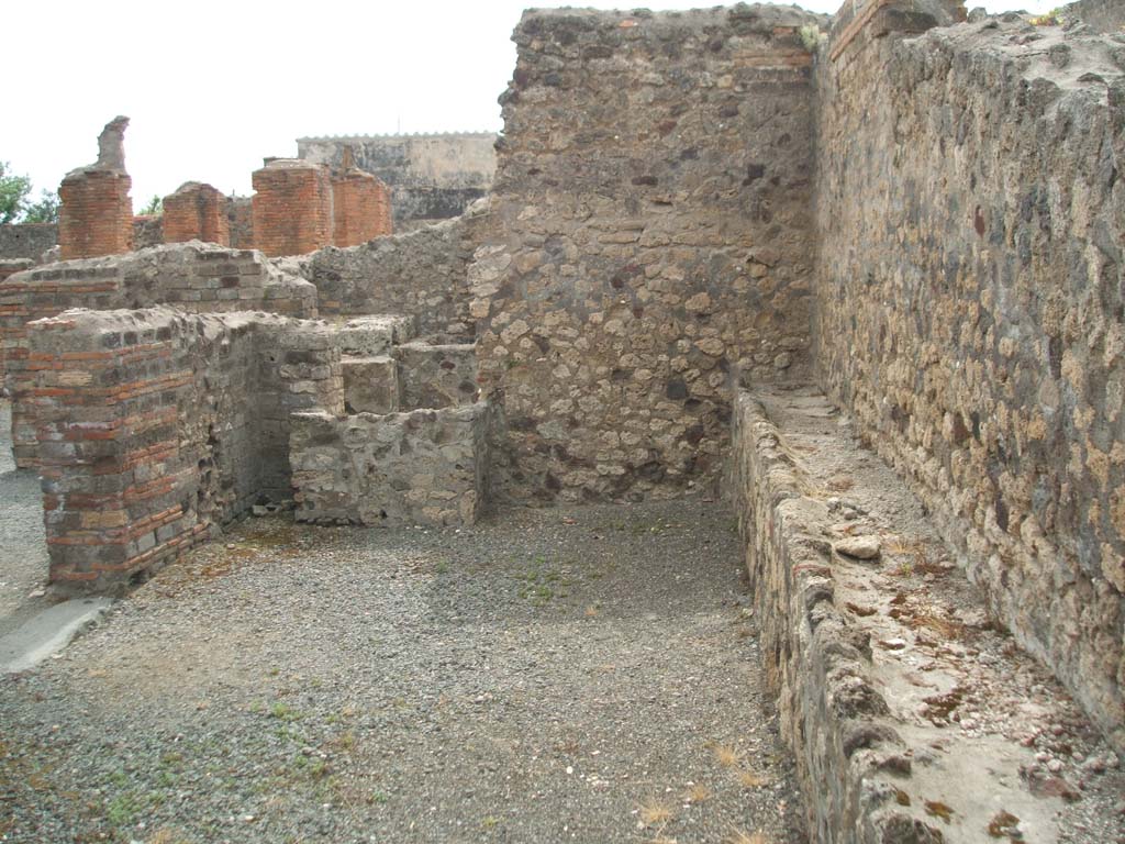 VI.3.28 Pompeii. May 2005. Looking west.