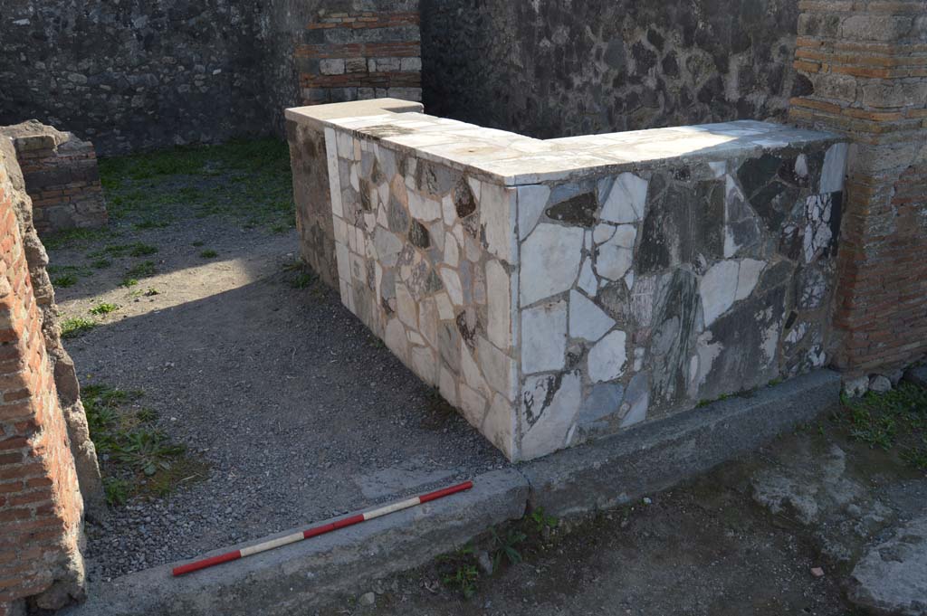 VI.4.1 Pompeii. October 2017. Looking south-west across two-sided counter.
Foto Taylor Lauritsen, ERC Grant 681269 D�COR.
