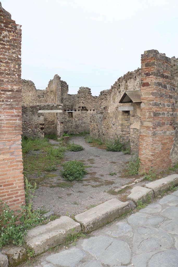 VI.4.4 Pompeii. December 2018.
Entrance doorway on west side of Via Consolare. Photo courtesy of Aude Durand.