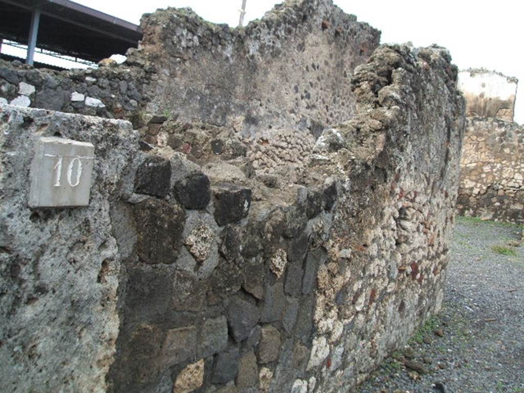 VI.4.10 Pompeii. December 2005. House entrance and west wall of fauces.
According to Fiorelli, (he numbered this entrance as number 11) these two entrances (including the adjacent shop at number 12), were part of the same property. The place was so ruined, (by Fiorelli�s time), it was not possible to conjecture what it was originally. See Pappalardo, U., 2001. La Descrizione di Pompei per Giuseppe Fiorelli (1875). Napoli: Massa Editore. (p.53)
