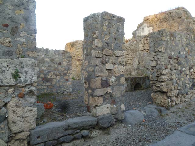 VI.5.2 Pompeii. September 2005. Looking east through to garden of VI.5.3.  