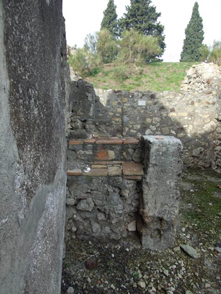 VI.5.3 Pompeii. December 2007. Structure in north-west corner of atrium, between rooms 1 and 2. See Pappalardo, U., 2001. La Descrizione di Pompei per Giuseppe Fiorelli (1875). Napoli: Massa Editore. (p.54)