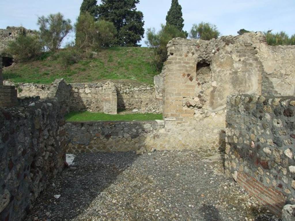 VI.5.3 Pompeii. December 2007. Room 3 at front, the north ala. According to Garcia y Garcia, in 1943 a bomb fell near the atrium causing the total destruction of the north ala, and of the three adjacent rooms. The north perimeter wall that separated this from the other dependent area at VI.5.2 was destroyed, as well as an interesting 4th style architectural decoration.
In 1976 there was a restoration, that was neither precise nor total. See Garcia y Garcia, L., 2006. Danni di guerra a Pompei. Rome: L’Erma di Bretschneider. (p.75)