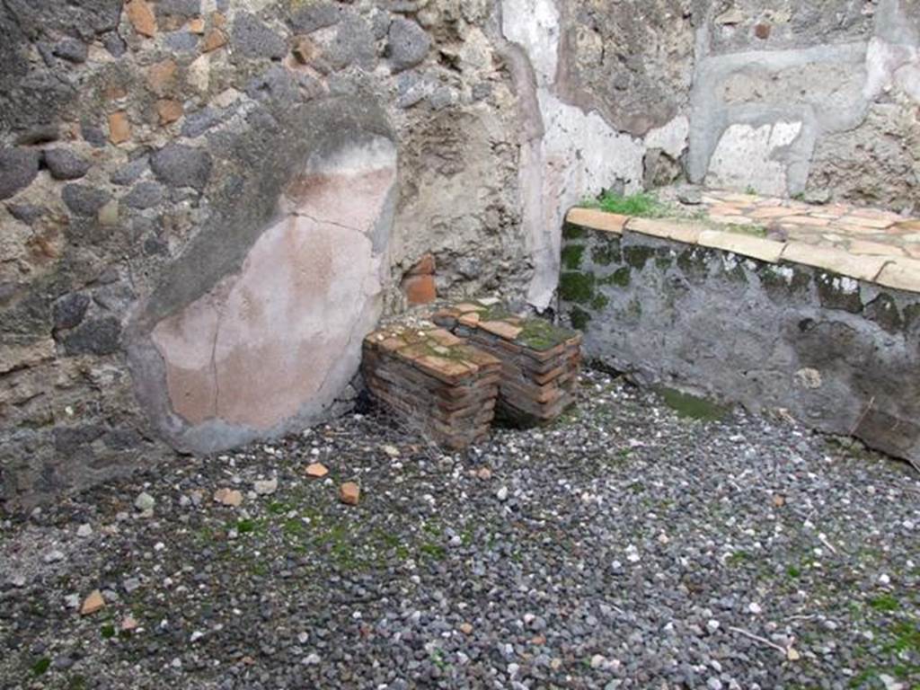 VI.5.4 Pompeii. September 2005. Looking east. According to Jashemski, the six columns around the impluvium in the atrium (and according to Fiorelli) were joined by a low masonry wall. This wall had a channel on top for plantings. It has now been restored without the planting space.
See Jashemski, W. F., 1993. The Gardens of Pompeii, Volume II: Appendices. New York: Caratzas. (p.125) See Pappalardo, U., 2001. La Descrizione di Pompei per Giuseppe Fiorelli (1875). Napoli: Massa Editore. (p.54) According to Breton, this house was remarkable for its impluvium with a hollowed out pluteus for planting flowers. The beautiful columns around the impluvium were Doric, with their capitals more or less preserved. See Breton, Ernest. 1870. Pompeia, Guide de visite a Pompei, 3rd ed. Paris, Guerin.