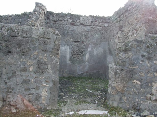 VI.5.5 Pompeii. September 2005. Triclinium to the left behind the peristyle, in the north-east corner. Helbig identifies in this room: “Room to the left behind the peristyle, Polyphemus, 1047, Oedipus, 1155, Leda, 151”.
See Helbig, W., 1868. Wandgemälde der vom Vesuv verschütteten Städte Campaniens. Leipzig: Breitkopf und Härtel. (1047, 1155, 151).