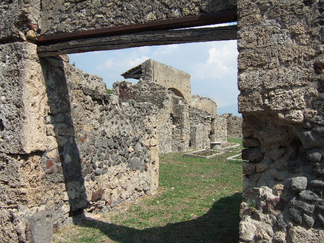VI.5.7 Pompeii. September 2005. Looking east. According to Jahemski, this large garden was planted in an area, where an abandoned building had been cleared. See Jashemski, W. F., 1993. The Gardens of Pompeii, Volume II: Appendices. New York: Caratzas. (p.126)