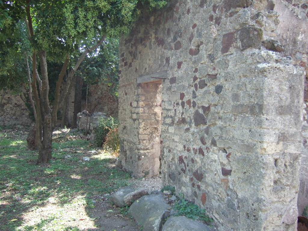 VI.5.7 Pompeii. September 2005. West side of garden area. According to Eschebach, site of two cubicula. See Eschebach, L., 1993. Geb�udeverzeichnis und Stadtplan der antiken Stadt Pompeji. K�ln: B�hlau. (p.170)


