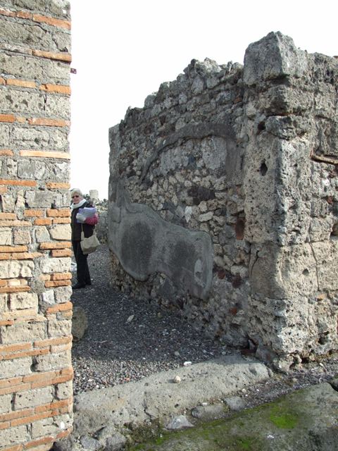 VI.5.8 Pompeii. September 2005. Entrance corridor looking east. On the left is the doorway into the kitchen with latrine. According to Hobson, this latrine had two large pedestals. It also had a slot in both the rear wall and the north wall into which the wooden seat would have fitted. See Hobson, B., 2009. Latrinae et foricae: Toilets in the Roman World. London; Duckworth. (p.49 and fig.63)
