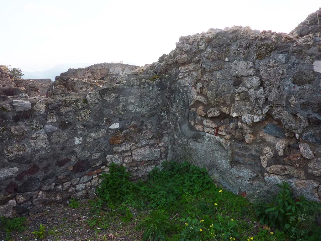 VI.5.9 Pompeii. November 2021. Looking towards south wall and south-west corner of triclinium. Photo courtesy of H�l�ne Dessales.