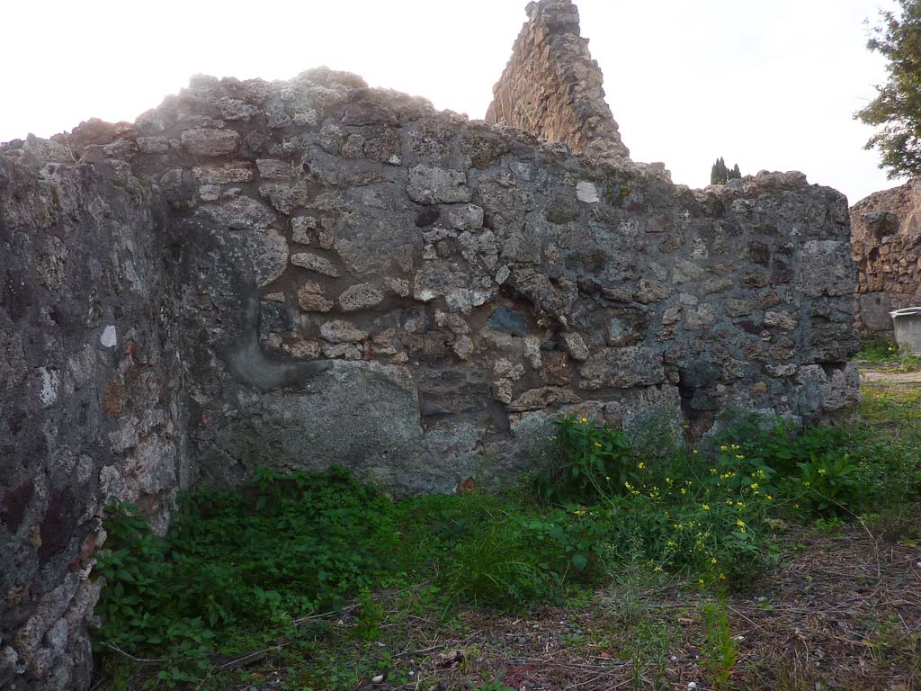 VI.5.9 Pompeii. November 2021. 
Looking towards west wall of triclinium, with doorway to garden area, on right. Photo courtesy of H�l�ne Dessales.
