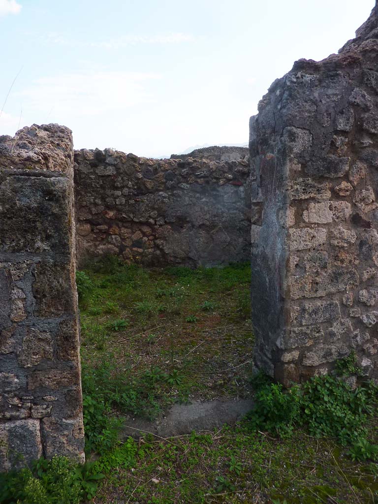VI.5.9 Pompeii. November 2021. 
Doorway to room on west side of triclinium, looking south from garden area. Photo courtesy of H�l�ne Dessales.
