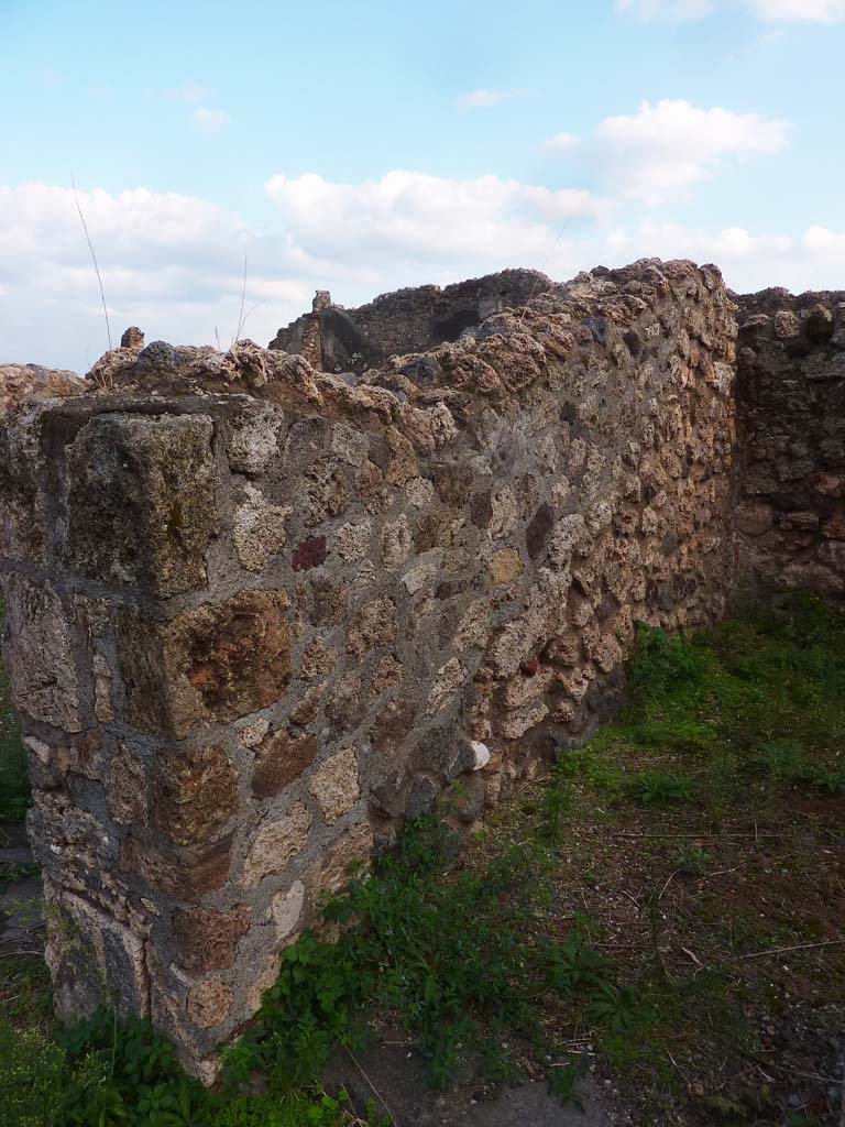 VI.5.9 Pompeii. November 2021. 
Pilaster of doorway and wall between triclinium, on left, and room on west side, on right. Photo courtesy of H�l�ne Dessales.
