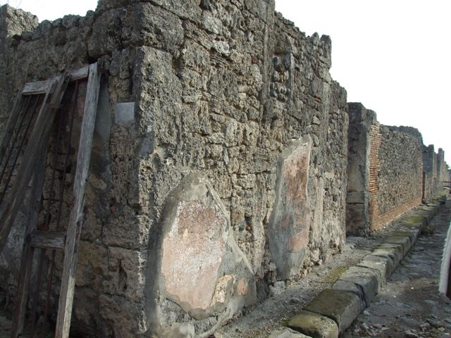 VI.5.9 Pompeii. December 2007. Impluvium in atrium.
