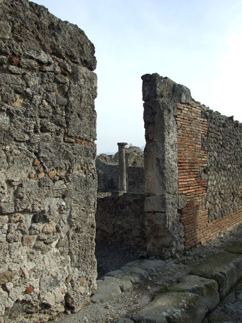 VI.5.10 Pompeii. September 2005. Room 1, looking east across north portico of peristyle.