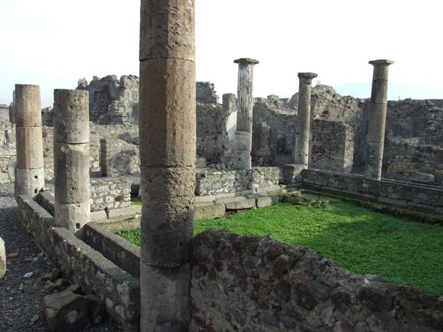VI.5.10 Pompeii. December 2007. East side of peristyle with room 2 on the left.
