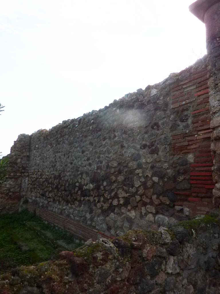 VI.5.10 Pompeii. November 2021. 
Looking south along west wall of peristyle from north-west corner. Photo courtesy of H�l�ne Dessales

