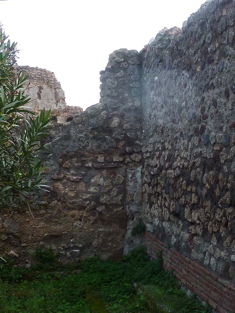 VI.5.10 Pompeii. November 2021. 
Looking towards south-west corner of peristyle. Photo courtesy of H�l�ne Dessales.

