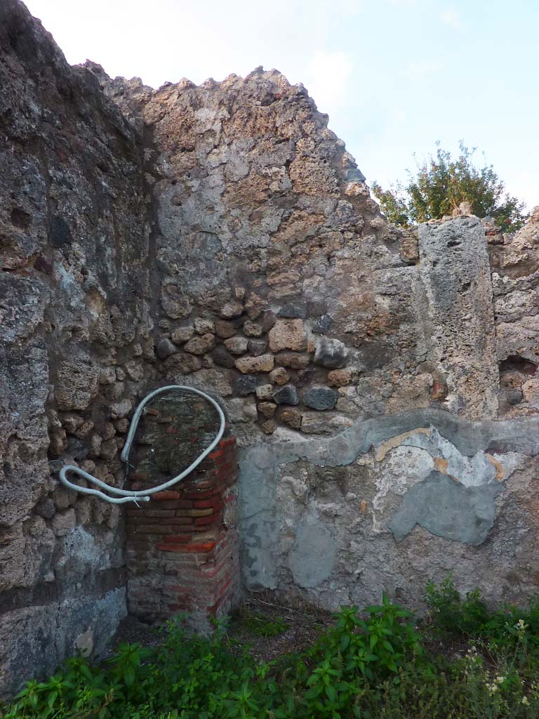 VI.5.10 Pompeii. November 2021. 
North-west corner of peristyle, on north side of entrance doorway. Photo courtesy of H�l�ne Dessales
