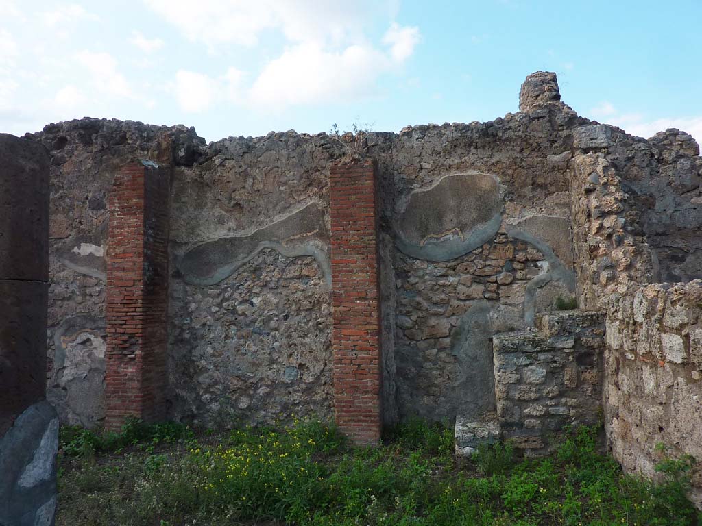 VI.5.10 Pompeii. November 2021. Looking towards steps in north-east corner of peristyle. Photo courtesy of H�l�ne Dessales.