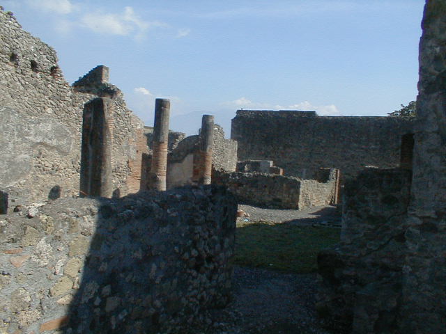 VI.5.14 Pompeii. December 2005. Doorway to room on north-east side of peristyle.