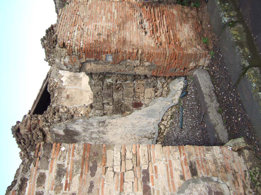 VI.5.16 Pompeii.  March 2009.  Plaque at upper floor level on front of house.