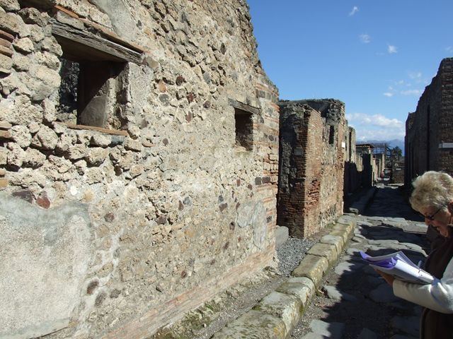 VI.5.16 Pompeii. December 2005. Front of house and doorway showing west side of fauces, or entrance corridor.