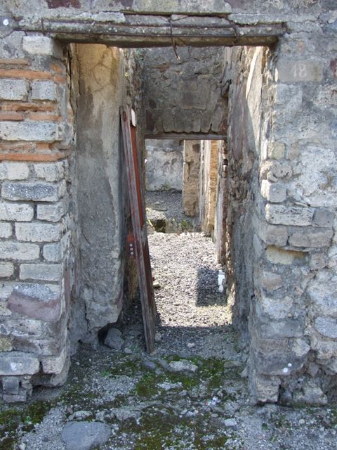 VI.5.18 Pompeii. September 2005. North wall of entrance corridor.