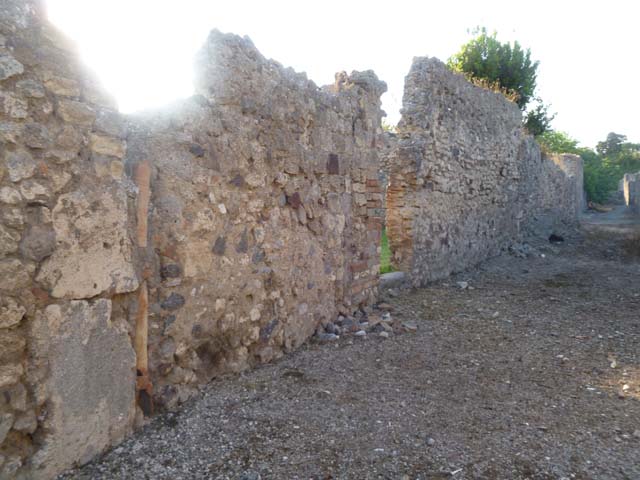 VI.5.20 Pompeii. September 2005. Looking west to entrance doorway.
